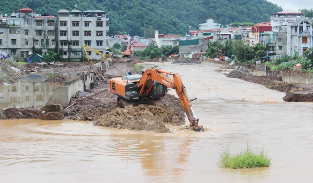 Mưa lớn kéo dài khiến mực nước tại suối Nậm La, thành phố Sơn La dâng cao, gây  lũ quét, ngập úng nhiều nhà cửa, hoa màu của người dân. (Ảnh: Nguyễn Cường/TTXVN)