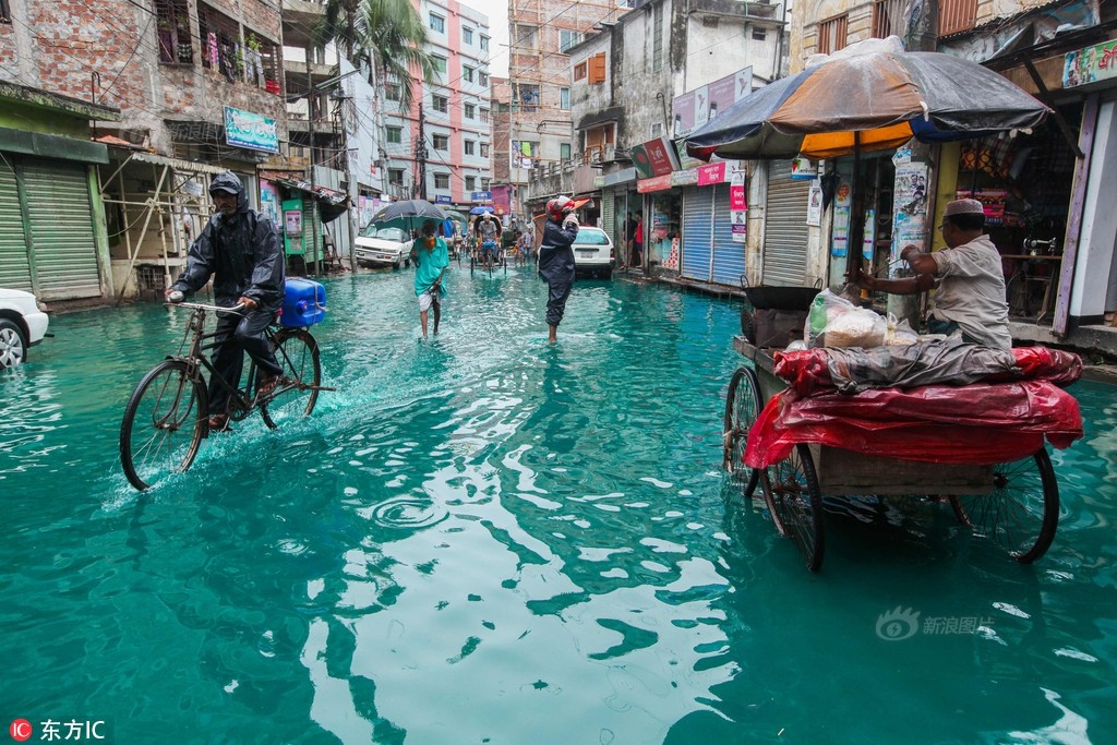 Cách đây gần 2 tuần, người dân ở thủ đô Dhaha của Bangladesh đã được phen choáng váng khi cả thủ đô chìm trong "dòng sông máu" kỳ quái. Nguyên nhân được cho là do mưa bão kéo dài và nước thải ô nhiễm hóa chất công nghiệp kết hợp. (Nguồn Sina)