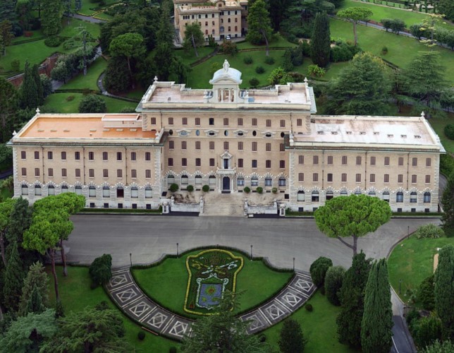 Cái tên  Vatican có trước khi Kitô giáo ra đời, xuất phát từ chữ La tinh Mons Vaticanus, nghĩa là ngọn đồi Vatican. Vatican được thành lập năm 1929 theo Hiệp ước Latêranô với tư cách là hậu thân của Quốc gia Giáo hoàng, vốn rộng lớn hơn, tồn tại từ năm 756 tới 1870 sau Công Nguyên và là một nền quân chủ thần quyền.