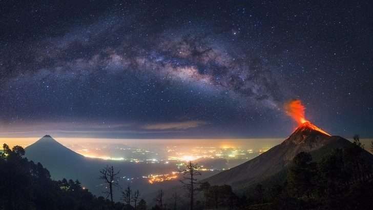 Núi lửa Guatemala phun trào đúng vào thời điểm dải thiên hà rực rỡ trên bầu trời đêm. Đây là một trong những  hình ảnh độc lạ nhiều người tưởng rằng là sản phẩm của công nghệ photoshop.