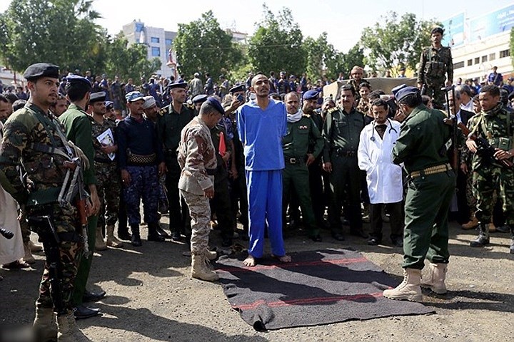 Vào đầu tháng 8 này, Yemen đã lại  hành quyết công khai 3 phạm nhân ngay tại thủ đô Sanaa, bằng hình thức xử bắn. Trong ảnh là một trong 3 tử tù đó. Ảnh: EPA.