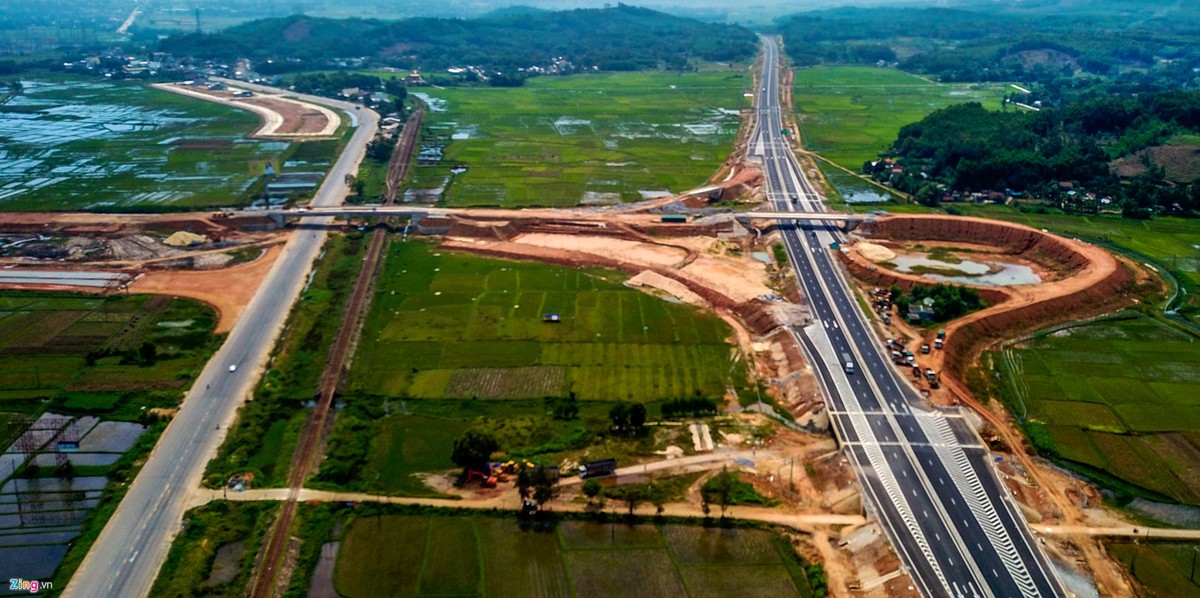 Toàn cảnh  vòng xoay cao tốc Đà Nẵng - Quảng Ngãi nối với đường Trì Bình đến cảng Dung Quất. Làm việc với huyện Bình Sơn ngày 2/11, đại diện Ban quản lý dự án cao tốc Đà Nẵng - Quảng Ngãi (VEC) thừa nhận vòng xoay cao tốc ở huyện Bình Sơn đang lún quá mức cho phép và cần 300 ngày để khắc phục.