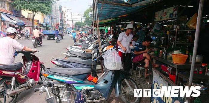 Sau hơn 1 năm ông  Đoàn Ngọc Hải và Đoàn kiểm tra liên ngành Quận 1 (TP.HCM) không xuống đường dẹp lòng, lề đường, tình trạng nhếch nhác, lấn chiếm lại tái diễn. Nhiều hàng quán, bãi xe nhan nhản mọc trên vỉa hè mà không có cơ quan chức năng đến xử lý.