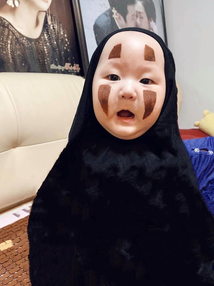 Đây là năm đầu tiên nhóc tỳ được đón Halloween nên cũng tỏ ra rất khoái chí. Theo tiết lộ của  Trà My Idol, phải dụ dỗ bằng nhiều cách cu cậu mới chịu ngồi yên để mẹ tạo nét trên khuôn mặt. Ban đầu cũng tỏ ra khó chịu, nhưng khi nhìn thấy mọi người phấn khích với hình tượng của mình cậu cũng bẽn lẽn cười theo.