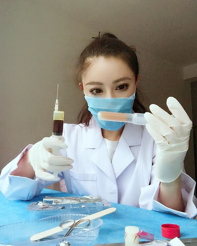 Trong tình hình  dịch viêm phổi cấp cho virus Corona đang diễn ra vô cùng phức tạp, một nữ bác sĩ người Trung Quốc đã gây được sự chú ý lớn khi chia sẻ những hình ảnh chân thực về cuộc chiến của các y, bác sĩ khi chống lại dịch bệnh.