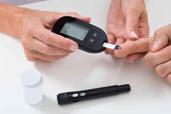 Tiểu đường là một bệnh chuyển hóa do cơ thể không tiết đủ insulin. Khi đã mắc  bệnh tiểu đường, lượng đường huyết trong cơ thể người bệnh sẽ tiếp tục tăng cao, có thể ảnh hưởng đến chức năng trao đổi chất tổng thể và gây tổn thương mãn tính cho nhiều hệ thống và cơ quan trong cơ thể, gây nguy hiểm đến mạng sống.