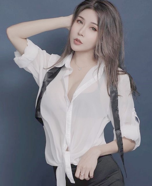 Hot girl gợi cảm Trần Gia Nghi (Tracy) là một trong những  mỹ nhân Hong Kong nổi tiếng với dáng vẻ bốc lửa và gu ăn mặc táo bạo.