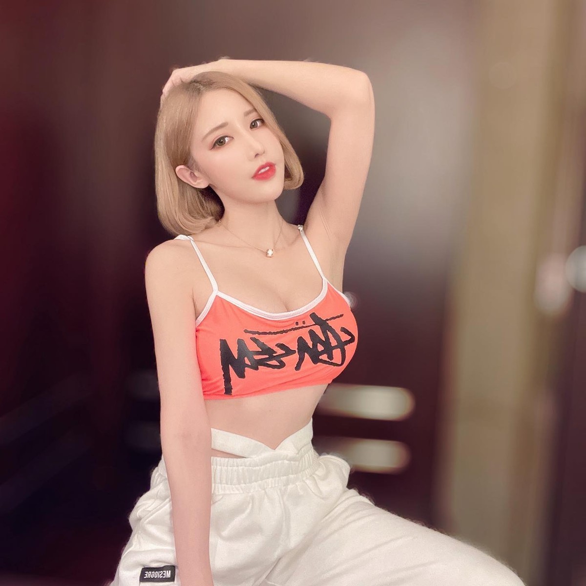  Hot girl gợi cảm đa tài Cyndi, tên thật là Đình Vĩ, xuất thân là một cô nàng hoạt náo viên, thành viên đội cổ vũ bóng rổ. Cyndi được yêu thích nhờ gương mặt ngọt ngào và thân hình bốc lửa.