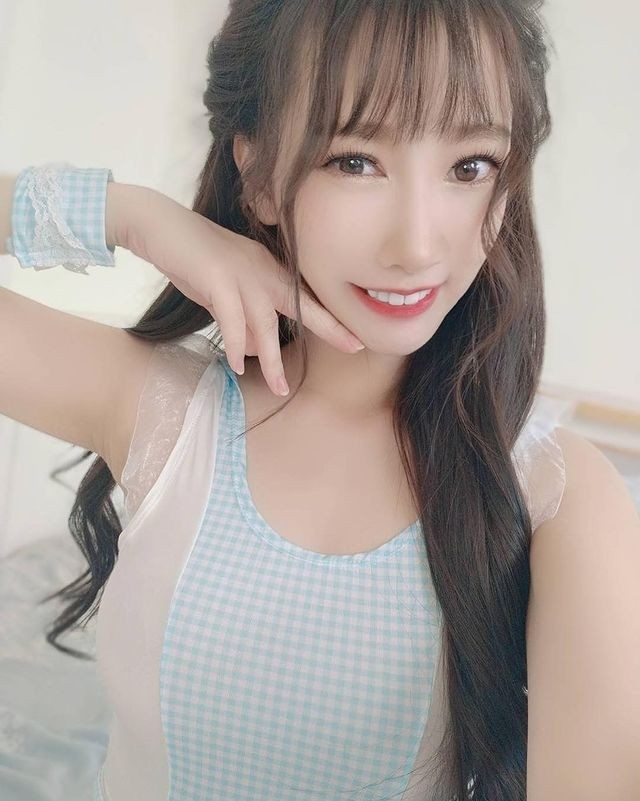  Hot girl Hựu Hựu xuất thân là một mẫu ảnh có tiếng ở Đài Loan. Cô nàng cũng là một streamer được đông đảo người hâm mộ yêu thích nhờ ngoại hình bắt mắt và giọng nói ngọt ngào, duyên dáng.