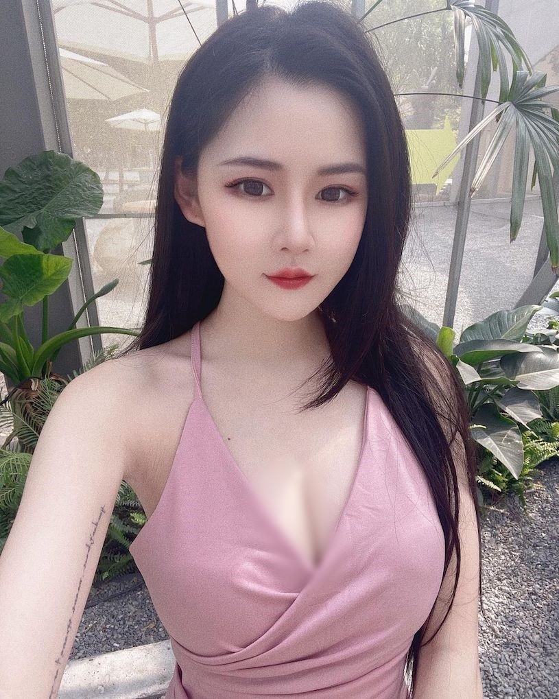 Sở hữu khuôn mặt xinh đẹp, thân hình nóng bỏng bốc lửa,  hot girl Băng Băng, người Trung Quốc, hiện đang là một trong những cái tên được yêu thích trên mạng xã hội.