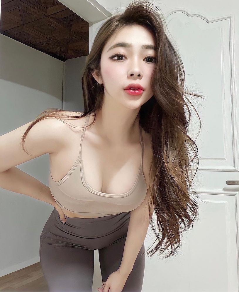 Chae On là một trong những  hot girl Hàn Quốc cực nổi tiếng, cô nàng sở hữu gương mặt xinh như búp bê và thân hình đồng hồ cát cực nóng bỏng.