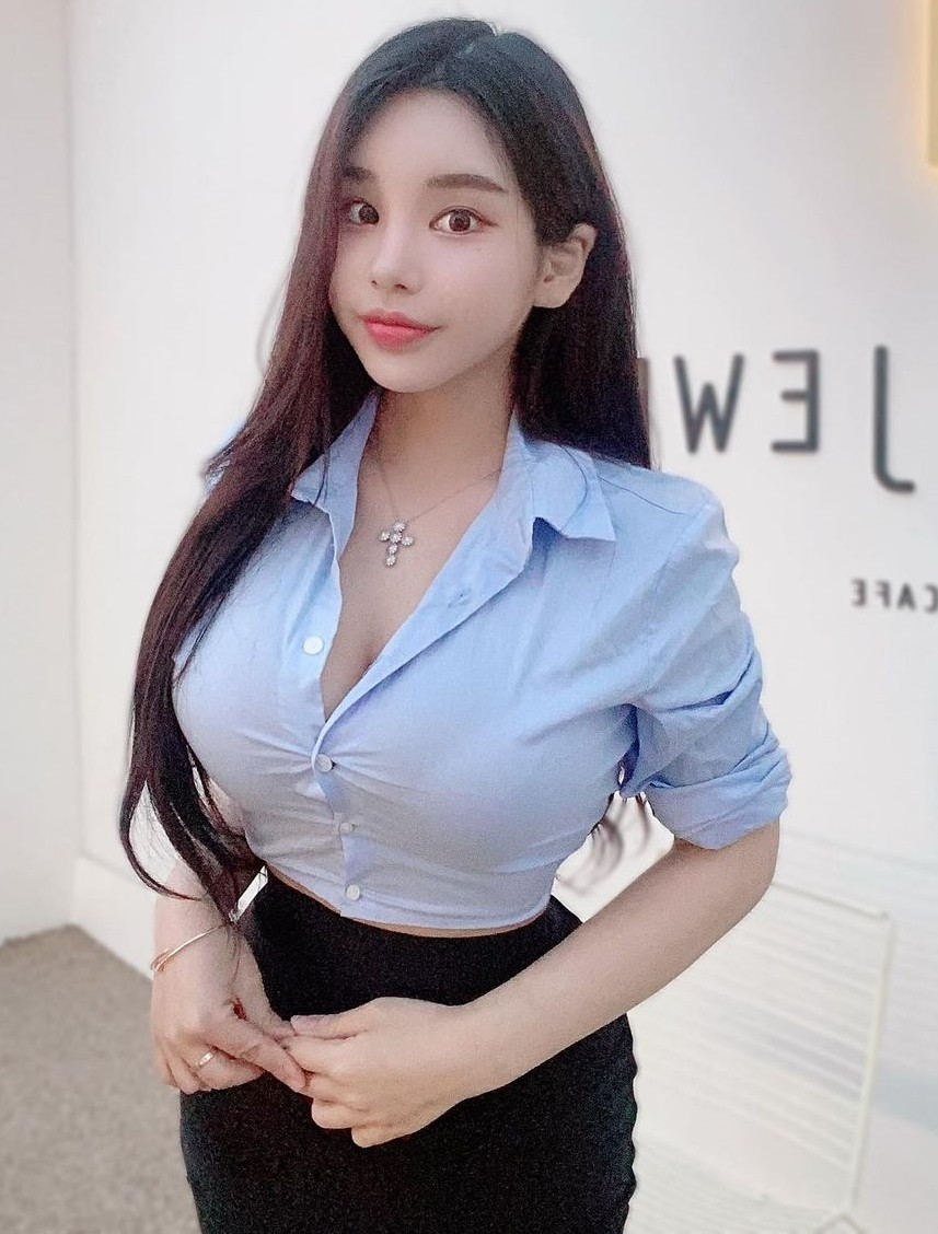 Yuri, người Hàn Quốc, là một trong những hot girl mới nổi thu hút được không ít người hâm mộ.