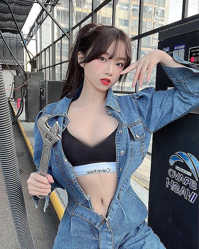 Những hình ảnh của Kim Ah-young - một  hot girl cực nổi ở Hàn Quốc - trong trang phục thợ sửa xe gợi cảm đã được lan truyền chóng mặt trên các diễn đàn, trang mạng.