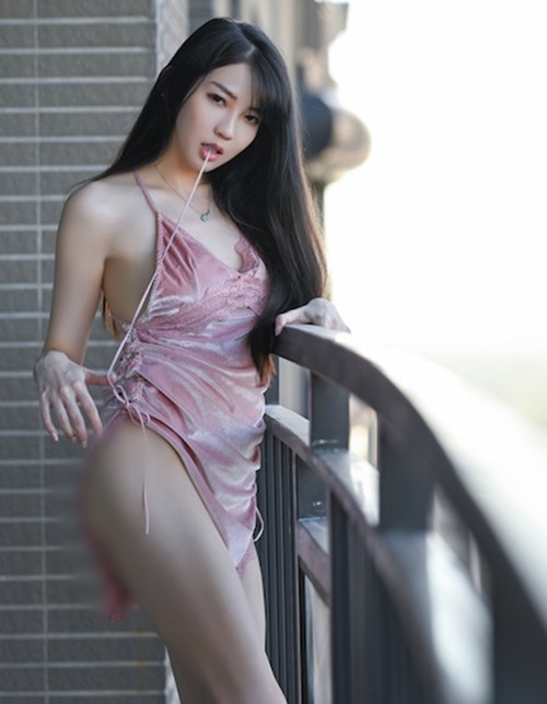 Mới đây, những hình ảnh  hot girl Viện Viện diện đồ trễ nải, khoe dáng ngọc trên ban công thu hút được đông đảo sự quan tâm, chú ý của dư luận. (Nguồn ảnh: IG)