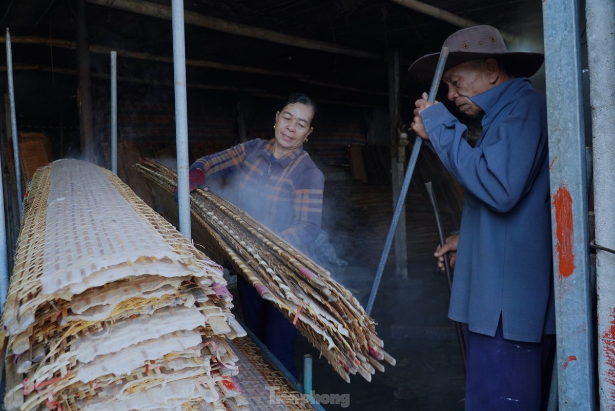 Năm nào cũng vậy, cứ đến tháng chạp (tháng 12 Âm lịch), những gia đình ở  làng nghề bánh đa nem xã Thạch Hưng, thành phố Hà Tĩnh (Hà Tĩnh) lại ăn ngủ cùng với nghề để kịp đơn hàng phục vụ thị trường Tết.