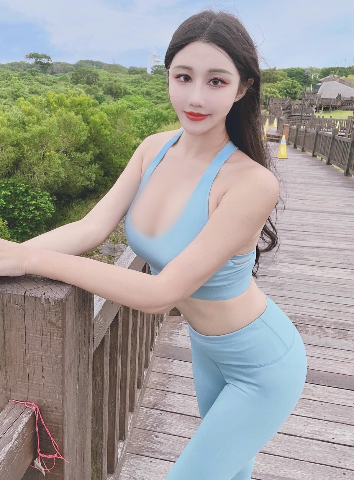 Mới đây, những hình ảnh hot girl Hạ Tiểu Doãn diện đồ tập vừa ngắn vừa hở, khoe dáng bốc lửa tại một danh lam thắng cảnh đã thu hút đông đảo sự quan tâm, chú ý của mọi người. (Nguồn ảnh: IG)