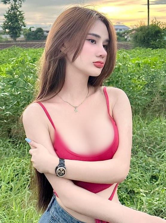 Mới đây, những hình ảnh một  hot girl xinh đẹp gợi cảm khoe nhan sắc bên vườn sắn đang thu hút đông đảo sự quan tâm, chú ý của dư luận. (Nguồn ảnh: IG)