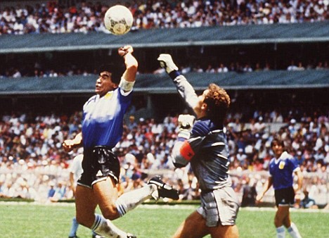 Trong trận tứ kết với đội tuyển bóng đá Anh tại World Cup 1986, Diego Maradona đã đi vào lịch sử bóng đá thế giới khi ghi bàn thắng bằng tay gây tranh cãi và được gọi là "bàn tay của Chúa". Bàn thắng này đã thể hiện 2 mặt đối lập trong con người Maradona đó là “thiên thần và ác quỷ”.