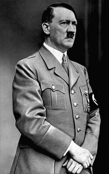 Adolf Hitler là nhà lãnh đạo độc ác không thể thiếu trong danh sách này. Trum phát xít này đã khiến nhân loại chịu thương vong khủng khiếp. Trong thời gian giữ chức quốc trưởng chính quyền Đức quốc xã, Hitler đã cướp đi sinh mạng của hơn 6 triệu người ở các trại tập trung và góp phần thay đổi tiến trình lịch sử.