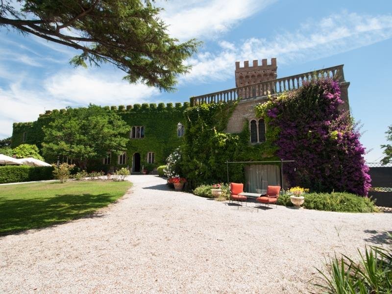 Lâu đài Castello di Magona ở Livorno, Italy từng thuộc sở hữu của Hoàng đế Leopoldo II xứ Tuscany. Công trình tráng lệ này được xây dựng vào năm 1529. Lâu đài tuyệt đẹp như trong truyện cổ tích này nằm trên khu đất rộng hơn 4 ha.