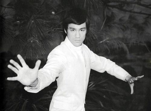 1. Lý Tiểu Long thường được mọi người biết đến với tên tiếng Anh là Bruce Lee. Tuy nhiên, ít ai biết được rằng, tên thật của huyền thoại võ thuật nổi tiếng này là Lý Chấn Phiên sinh ngày 27/11/1940, tại San Francisco (Mỹ). Cao thủ võ lâm đồng thời là một diễn viên điện ảnh xuất chúng này là người Mỹ gốc Hoa.