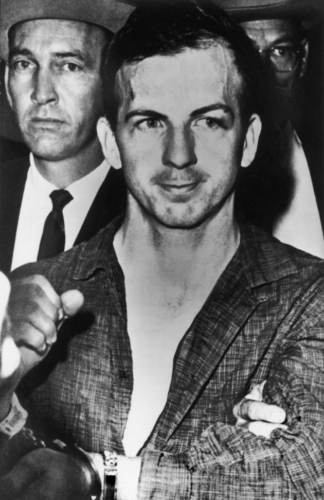 Lee Harvey Oswald sinh ngày 18/10/1939 tại New Orleans, Louisiana. Hai tháng sau khi chào đời, cha của Oswald qua đời khiến y và hai người anh bị gửi đến một trại trẻ mồ côi.