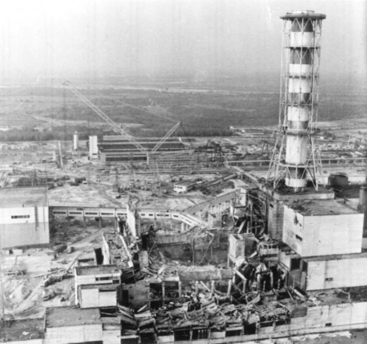 1. Nổ nhà máy điện hạt nhân Chernobyl. Vụ việc kinh hoàng này xảy ra vào ngày 26/4/1986. Khi đó, khoảng 5% các chất phóng xạ trong lò phản ứng đã rò rỉ ra bên ngoài và phát tán vào bầu khí quyển. Theo một số tài liệu, hậu quả của vụ nổ đã khiến 2 công nhân làm việc tại nhà máy tử vong vào đêm hôm đó. Vài tuần sau đó, 28 người khác thiệt mạng do nhiễm độc phóng xạ.