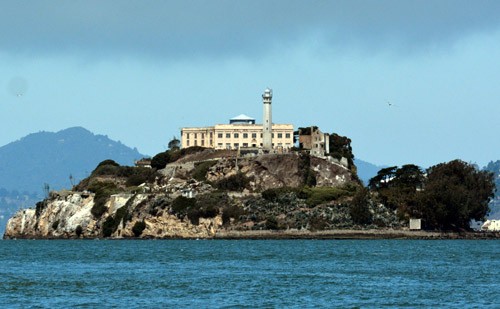 1. Nhà tù Liên bang Alcatraz nằm giữa vịnh San Francisco, California, Mỹ hoạt động từ năm 1934 - 1963. Nơi đây từng giam gữ 1.576 tù nhân. Nhà tù này còn được biết đến với tên The Rock (tảng đá) bởi đây là nơi giam giữ tù nhân "bất khả... trốn trại".