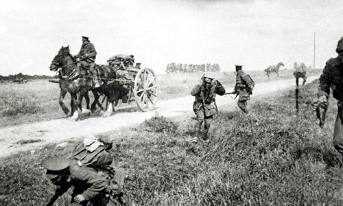 Nhiếp ảnh gia Don McCullin đã tận mắt chứng kiến nhiều cuộc chiến tranh đẫm máu trên thế giới từ cuộc chiến Biafra đến chiến tranh Việt Nam hay xung đột tại Troubles, Bắc Ireland. Trong ảnh là những người lính vội vã tìm chỗ ẩn nấp trong trận bom rơi. Tấm ảnh này được chụp trong thời gian diễn ra trận Marne, Signy-Signets, ngày 8/9/1914.