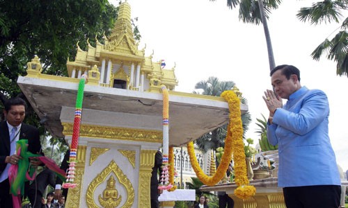 Thủ tướng Thái Lan Prayuth Chan-ocha là một trong những chính trị gia và tướng quân đội tin vào thuyết duy linh, bói toán, phong thủy.