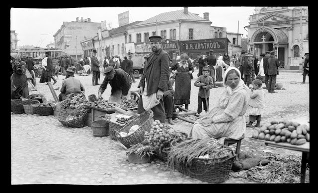 Ảnh chụp một khu chợ buôn bán tấp nập ở Moscow, Nga năm 1909.