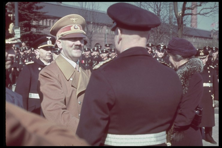 Trùm phát xít Adolf Hitler tham dự buổi lễ hạ thủy tàu chiến Tirpitz năm 1939.