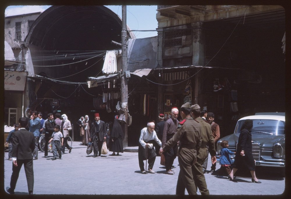 Cuộc sống thanh bình, người dân đi lại tấp nập trên  đường phố ở Damascus, Syria.