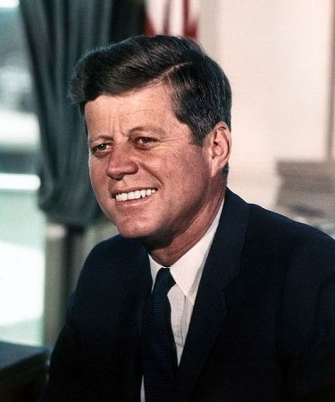 John F. Kennedy là tổng thống Mỹ thứ 4 bị ám sát. Tổng thống Kennedy là ông chủ Nhà Trắng đầu tiên có lực lượng mật vụ bảo vệ.