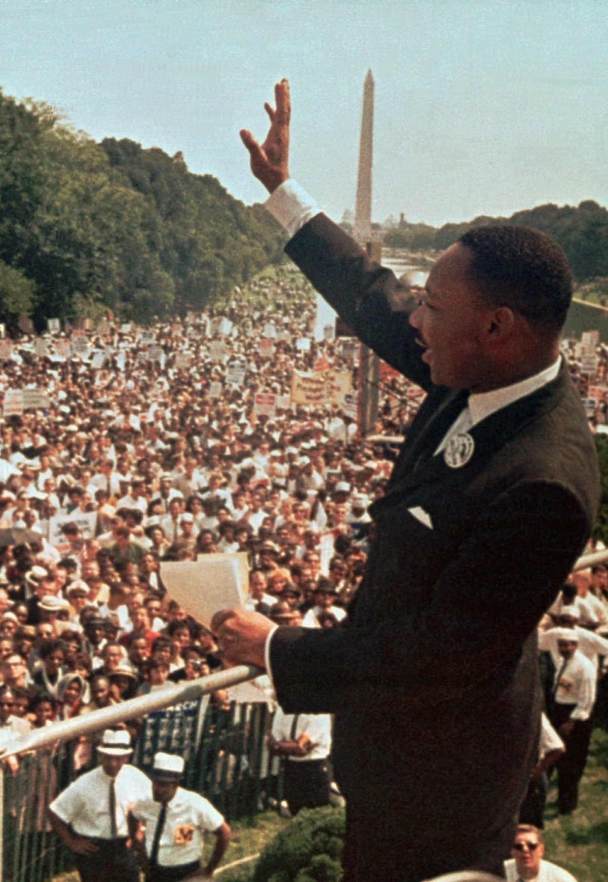 1. Vào khoảng 18h chiều ngày 4/4/1968, mục sư Martin Luther King đã ra ban công khi đến nhà mục sư Samuel "Billy" Kyles ăn tối cùng với bạn bè thì bị ám sát. Một viên đạn đã trúng mặt mục sư King, khiến ông vỡ xương hàm và nhiều đốt sống trước khi cắt đứt tủy sống. Tuy được đưa đi cấp cứu kịp thời nhưng vị luật sư King qua đời lúc 19h5'.