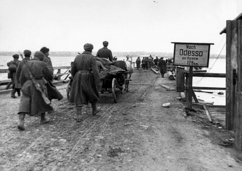  Quân đội Liên Xô tham gia chiến dịch giải phóng Odessa năm 1944. Trong ảnh là binh sĩ Liên Xô hành quân đến Odessa trong chiến dịch giải phóng thành phố này khỏi bàn tay của phe phát xít.