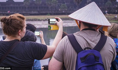 Nhiều du khách khi đi du lịch muốn khám phá, tìm hiểu nền văn hóa nơi họ đặt chân đến. Theo đó, một số du khách mặc những trang phục địa phương để khám phá cách ăn mặc của người dân bản địa. Trong ảnh là du khách nước ngoài đội  nón lá Việt Nam - một trong những trải nghiệm ấn tượng khi đi du lịch. Một số người mua mũ, trang phục địa phương... làm quà lưu niệm cho chuyến đi đáng nhớ.