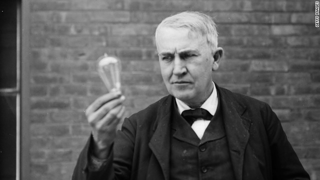 Thomas Edison là một trong những nhà sáng chế xuất sắc của nhân loại, nhưng cũng có những  hành động điên rồ của các thiên tài. Ông có đặc điểm là không thích ngủ. Edison cố gắng ngủ càng ít càng tốt để có thêm thời gian làm việc. Do đó, ôg chia giấc ngủ của mình ra thành nhiều lần ngủ ngắn nhằm tăng năng suất làm việc.