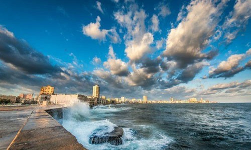 Bờ biển Malecón ở thủ đô Havana là một trong những  bãi biển tuyệt đẹp ở Cuba và là nơi lý tưởng để du khách ngắm hoàng hôn.