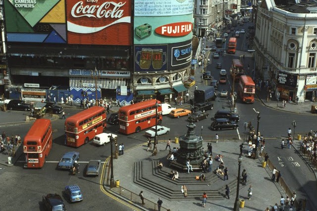 Những chiếc xe bus hai tầng được sơn màu đỏ nổi bật trên đường phố  London những năm 1970.