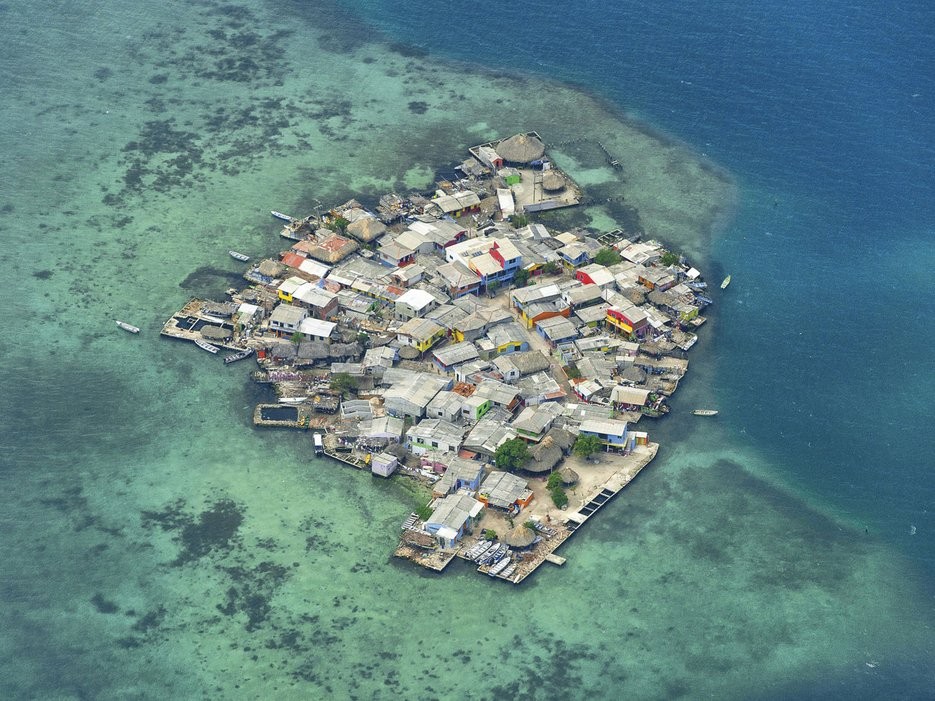 Santa Cruz del Islote -  hòn  đảo đông dân nhất  thế giới nằm trên biển Caribbean, khu vực ngoài khơi Colombia. Với dân số 1.200 người sinh sống trên diện tích 0,12 km2 khiến mật độ dân số ở hòn đảo này cao gấp 4 lần quận tài chính Manhattan, New York, Mỹ.