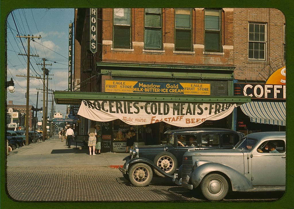 Cửa hàng bán hoa quả tại thành phố Lincoln, bang Nebraska. Hình ảnh nước  Mỹ những năm 1942 - 1943 đã được nhiếp ảnh gia chụp lại ghi dấu một giai đoạn lịch sử đáng nhớ.