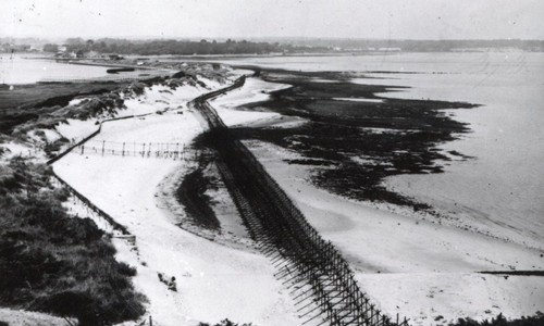 Năm 1940,  bãi biển Mudeford (trong ảnh), Anh được sử dụng để xây dựng tuyến phòng thủ trên biển chống lại cuộc xâm lược của trùm phát xít Hitler. Ngày nay, vùng đất này ở Anh "thay da đổi thịt" khá nhiều sau cuộc chiến chống Đức quốc xã. Bức ảnh chụp bãi biển ở Mudeford hiếm có chụp năm 1940 này được bảo quản trong kho lưu trữ của bảo tàng Red House ở Christchurch.