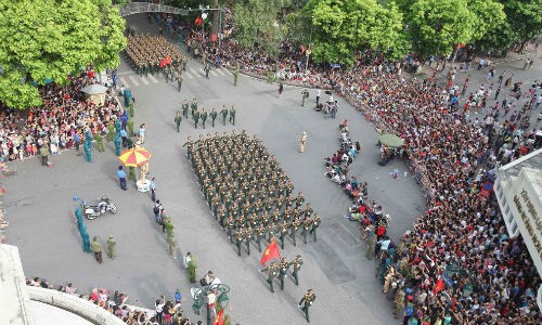 Đoàn diễu binh,  diễu hành kỷ niệm 70 năm Quốc khánh 2/9 qua đoạn phố Hàng Khay, Tràng Tiền.