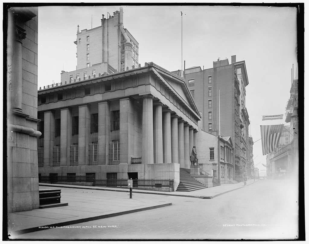 Diện mạo  New York những năm đầu 1900 đã có nhiều thay đổi so với hiện nay. Thông qua những bức ảnh được lưu trữ tại Thư viện Quốc hội ở Mỹ, chúng ta có thể hiểu hơn về cuộc sống của người dân giai đoạn này. Trong ảnh là tòa nhà Federal Hall ở New York những năm đầu 1900 bây giờ đã nhường chỗ cho một bảo tàng và đài tưởng niệm.