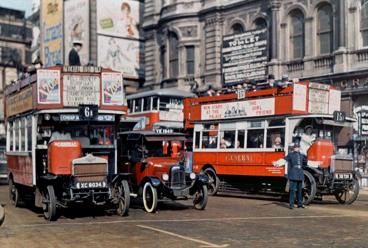 Vào cuối những năm 1920, đầu 1930, tạp chí National Geographic (Mỹ) đã cử nhiếp ảnh gia Clifton R. Adams tới Anh tác nghiệp, chụp ảnh cảnh sắc thiên nhiên, cuộc sống của người dân ở xứ sở sương mù. Trong số đó nổi bật là các bức ảnh chụp  nước Anh năm 1928. Trong ảnh là một cảnh sát điều tiết giao thông ở khu vực quảng trường Trafalgar, London, Anh.