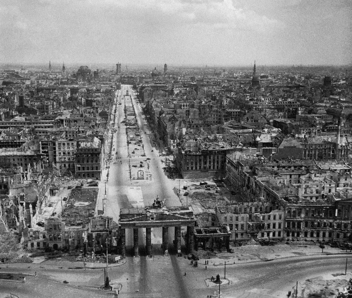 Năm 1945, Berlin trở thành mục tiêu tấn công của quân đồng minh nhằm tiêu diệt sào huyệt phát xít Đức cùng trùm phát xít Hitler. Vì vậy, quân đồng minh đã dội lượng lớn bom xuống Berlin, Đức, khiến nhiều công trình phá hủy. Hình ảnh  Thủ đô Berlin hoang tàn năm 1945 gây ám ảnh mọi người.