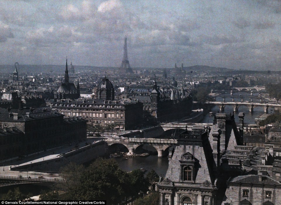 Hình ảnh Thủ đô  Paris năm 1923 đang dần hồi sinh, vươn mình khắc phục hậu quả Chiến tranh thế giới 1 được nhiếp ảnh gia Jules Gervais-Courtellemont chụp ảnh. Qua đó, độc giả có cái nhìn rõ nét hơn về cuộc sống của người dân Paris thời kỳ này. Phía xa là tháp Eiffel đứng sừng sững giữa đất trời Paris.