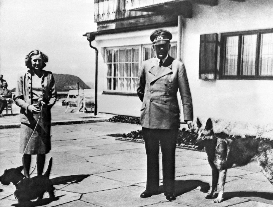 Trong 23 năm, mối quan hệ giữa  Hitler bên người tình Eva Braun luôn được giữ bí mật khỏi công chúng Đức. Trong ảnh là trùm phát xít Adolf Hitler bên người tình Eva Braun chụp ảnh bên những chú cún cưng ở vùng ngoại ô Berchtesgaden.