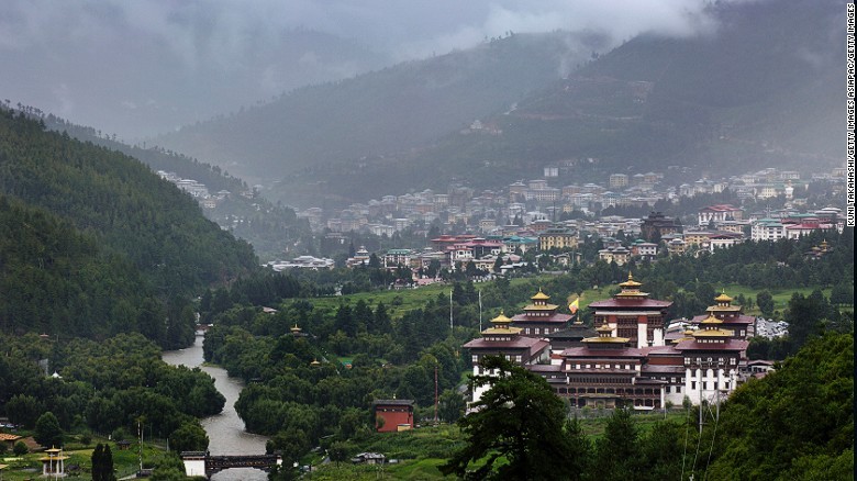  Vương quốc bí ẩn bậc nhất thế giới Bhutan có đa số người dân theo đạo Phật nên hầu như ở nơi đâu cũng xuất hiện cờ phướn của nhà Phật tung bay. Trong suốt nhiều thế kỷ, Bhutan dường như tách biệt với thế giới bên ngoài và sở hữu nhiều kỳ quan nổi tiếng nhưng không kém phần bí ẩn. Trong ảnh là tu viện Tashichho Dzong. Hiện nơi đây là cơ quan hành chính của nhà nước, nơi đặt ngự phòng của nhà vua.